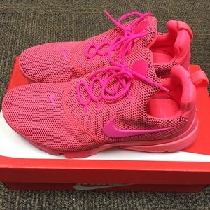 Nike Women’s Presto Fly SE - Size 7